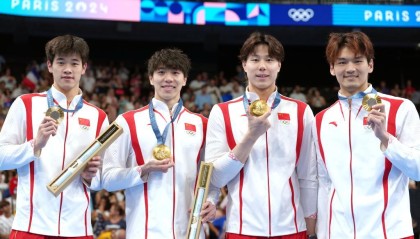  法甲赛季收官巴黎卫冕成功捧杯  