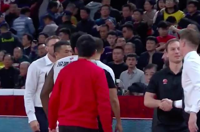  摩纳哥遭遇争议判罚 教练席集体抗议染黄  